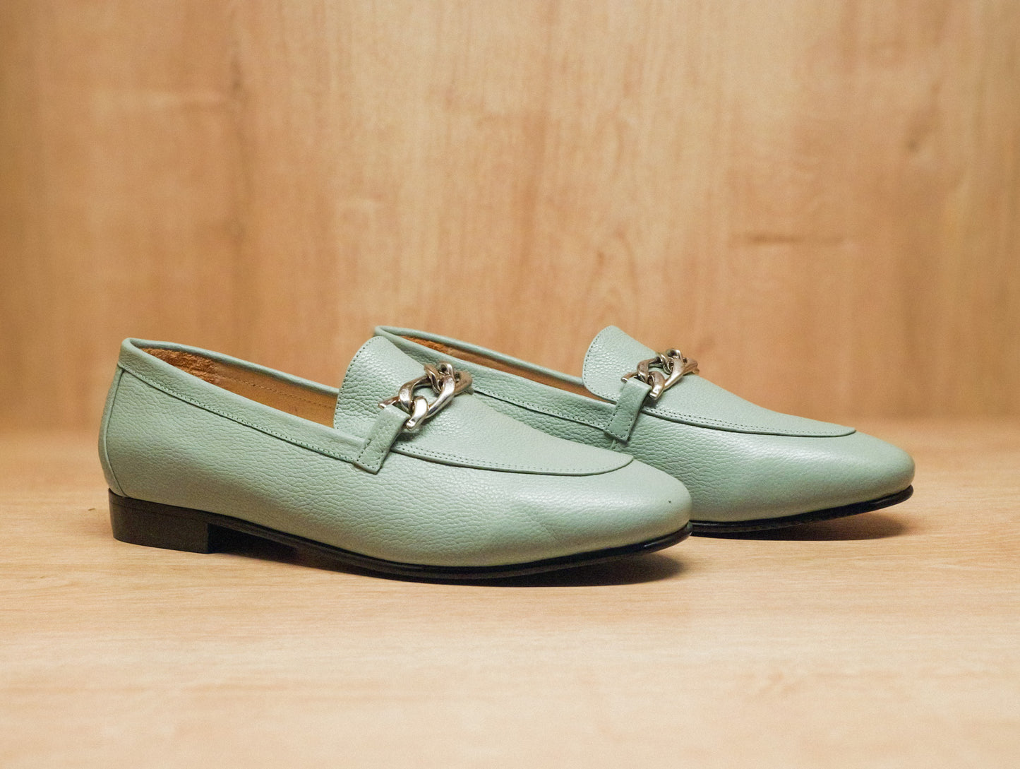 Mocasin Bajo verde en cuero