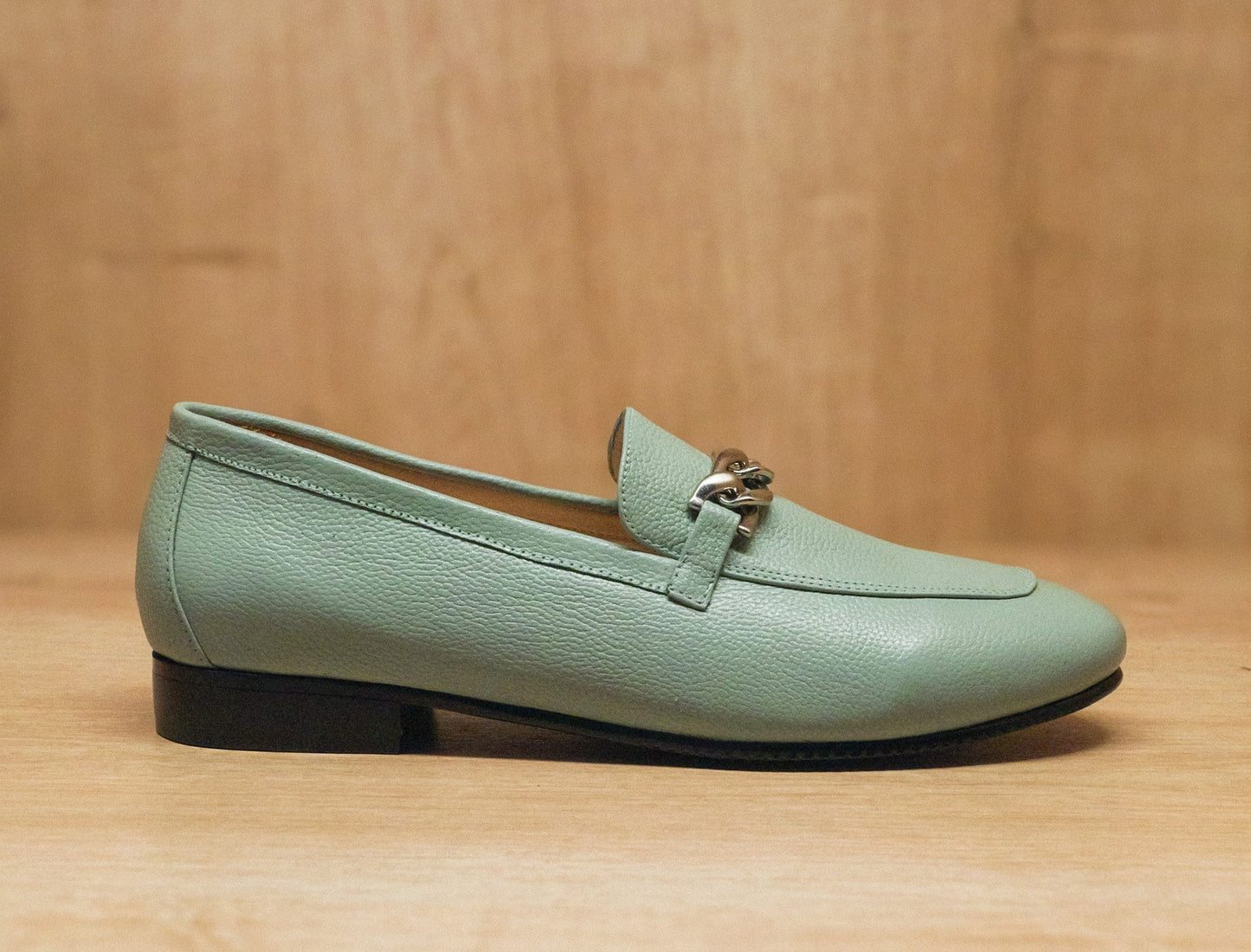 Mocasin Bajo verde en cuero